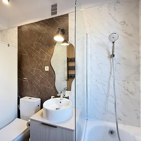 Superior Wlodarzewska, 2 Rooms, 1 Bedroom, Parking! 24h Reception! Air Condition! דירה *